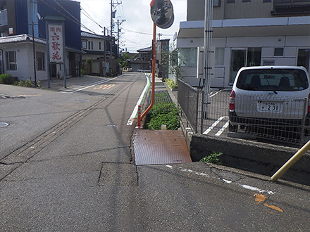 一）近岡諸江線　県単道路特別整備（ほっとあんしん歩行空間整備）工事